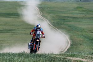 Sunderland charges to Silk Way Rally victory