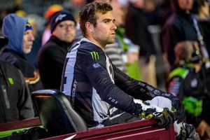 Smith tweaks knee in Daytona Supercross fall