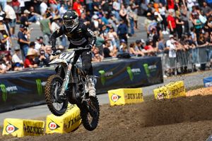 Stewart and Lawrence qualify quickest at Daytona