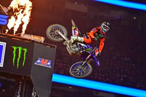 Tomac overcomes Sexton speed in Houston